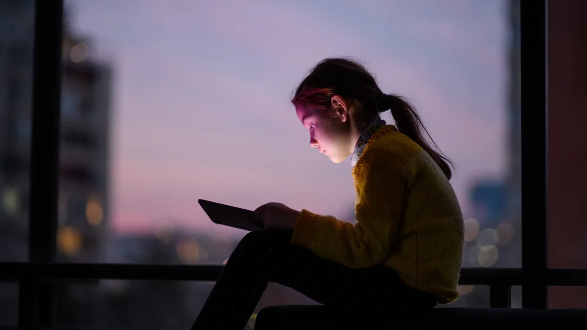 How parental stress influences child screen time
